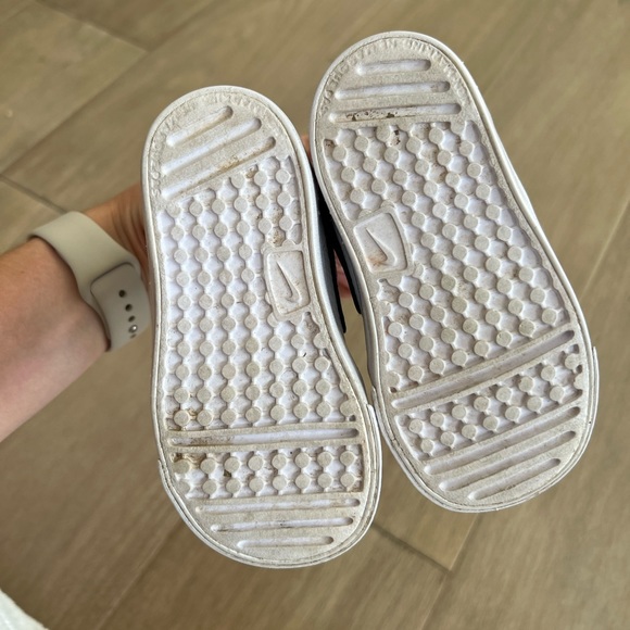 Toddler Nike shoe - Picture 2 of 6